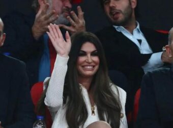 Η Κίμπερλι Γκιλφόιλ στο ΣΕΦ με τους αδελφούς Αγγελόπουλους – Χαμός με τα πόδια της