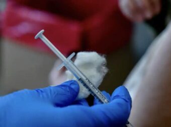 Το Δημόσιο θα αποζημιώσει συγγενείς 61χρονης που πέθανε εξαιτίας εμβολιασμού με το AstraZeneca