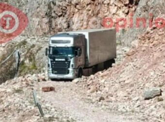 Τρίκαλα: Οδηγός νταλίκας μπερδεύτηκε με το GPS και εγκλωβίστηκε σε χωματόδρομο – Δείτε φωτογραφίες