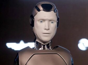 To πρώτο ρωσικό ανθρωποειδές ρομπότ κατέρρευσε λίγα μόλις δευτερόλεπτα μετά την εντυπωσιακή παρουσίασή στη Μόσχα