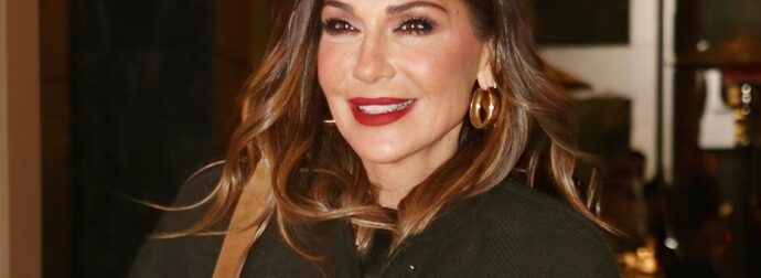 Με διχτυωτό καλτσόν και μίνι η Βανδή – Βάζει κάτω 20αρες με την νέα εμφάνιση της