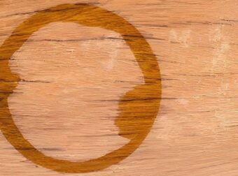 Η αδερφή μου μου έμαθε αυτό το κόλπο για να αφαιρώ τα σημάδια από νερό στα ξύλινα έπιπλα σε μόλις 3 λεπτά χωρίς καθόλου κόπο. Δείτε πώς λειτουργεί.