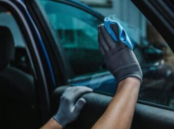 Πως να καθαρίζετε σωστά τα τζάμια του αυτοκινήτου σας ώστε να μην αφήνετε σημάδια