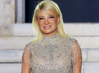 Εκθαμβωτική η Φαίη Σκορδά – Περπάτησε στην πασαρέλα με σούπερ μίνι φόρεμα και τις έσβησε όλες με τα καλλίγραμμα πόδια της