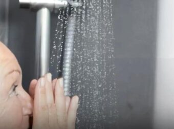 Πόσο συχνά πρέπει να κάνετε μπάνιο μετά τα 65 (και γιατί το να πλένεστε συχνά μπορεί να είναι επικίνδυνο)