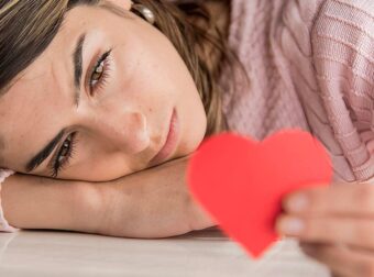 Εάν μια γυναίκα είναι κρυφά εpωτευμένη μαζί σας, συνήθως θα εμφανίσει αυτές τις 7 συμπεριφορές