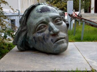 Ποιο πρόσωπο απεικονίζεται στην εμβληματική κεφαλή του Πολυτεχνείου