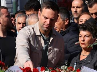 Ο Στέφανος Κασσελάκης κατέθεσε στεφάνι στο Πολυτεχνείο – Μαζί του η Μέλπω Λεκατσά