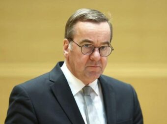 «Η Ευρώπη ίσως έζησε το τελευταίο ειρηνικό καλοκαίρι» προειδοποίησε ο Γερμανός υπουργός Άμυνας