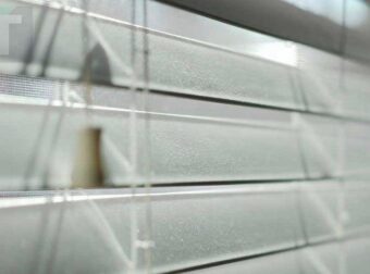 Η γιαγιά μου έμαθε αυτό το 1 κόλπο για να καθαρίζεις σκονισμένα στόρια παραθύρων με σχεδόν μηδενική δουλειά. Δείτε πώς λειτουργεί.