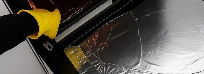 Πώς να καθαρίσετε τον φούρνο με αλουμινόχαρτο και να γίνει σαν την ημέρα που τον αγοpάσετε