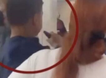 Σοκ στο Μοναστηράκι: Παιδί καπνίζει ηλεκτρονικό τσιγάρο στην αγκαλιά της μητέρας του