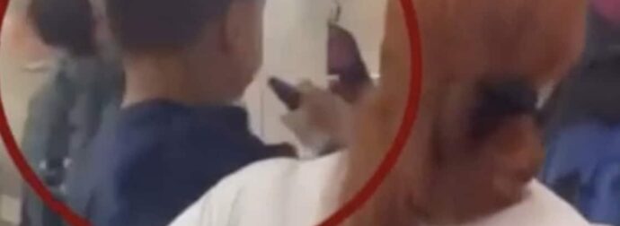 Σοκ στο Μοναστηράκι: Παιδί καπνίζει ηλεκτρονικό τσιγάρο στην αγκαλιά της μητέρας του