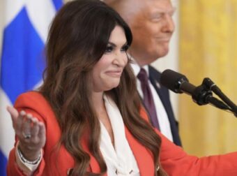 Δήλωση-βόμβα για την Κίμπερλι Γκίλφοϊλ από την πρεσβεία της Κίνας στην Ελλάδα