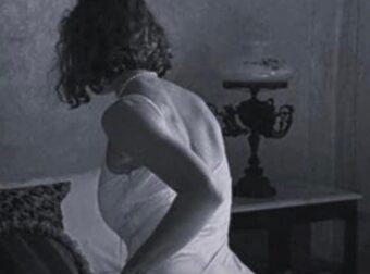 Όταν μια παντρεμένη γυναίκα έλκεται από έναν άλλον άντρα, κάνει αυτά τα 9 πράγματα