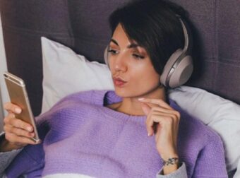 «Πέφτω για ύπνο αμέσως κάθε βράδυ ακούγοντας έναν ασυνήθιστο ήχο» – Το κόλπο που βοήθησε μια γυναίκα να κοιμάται καλά