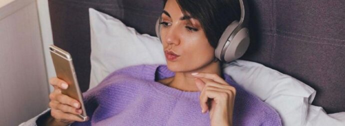 «Πέφτω για ύπνο αμέσως κάθε βράδυ ακούγοντας έναν ασυνήθιστο ήχο» – Το κόλπο που βοήθησε μια γυναίκα να κοιμάται καλά