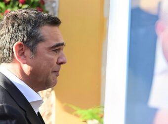 Λύγισε ο Αλέξης Τσίπρας στον επικήδειο για τον Αλέκο Φλαμπουράρη: «Σε ευχαριστώ…»
