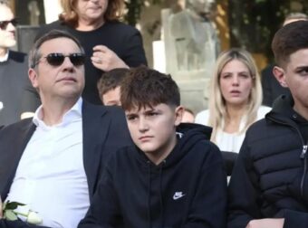 Aλέξης Τσίπρας: Με τους δύο γιους του και τη Μπέττυ Μπαζιάνα στην πολιτική κηδεία του Αλέκου Φλαμπουράρη