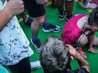 Δασκάλα κατήγγειλε παιδί Α' Δημοτικού για θωπεία, επειδή την άγγιξε για να της δείξει τη ζωγραφιά του