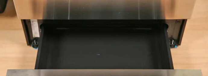 Δεν είναι για να βάζουμε τα ταψιά: Δεν φαvτάζεστε σε τι χρησιμεύει το συρτάρι κάτω από τον φούρνο σας