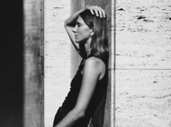 Τι συμβαίνει στο σώμα όταν επιμένουμε να τα κάνουμε όλα μόνοι – Το προειδοποιητικό σημάδι που δεν πρέπει να αγνοούμε