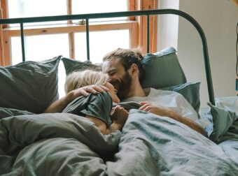 12 πράγματα που κάνει μια γυναίκα όταν είναι χαρούμενη κατά τη διάρκεια του σeξ