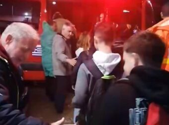 Aπίστευτες εικόνες από τη Βόνιτσα – Με πυροσβεστικό όχημα έφυγαν μαθητές