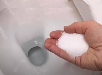 Χλωρίνη και Αλάτι: Φτιάξε το Ισχυρό καθαριστικό για να καθαρίσεις την λεκάνη της τουαλέτας από άλατα και πουρί
