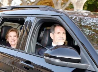 Σύσσωμη η οικογένεια Ντε Γκρες στο παλάτι «Ελ Πάρντο» της Ισπανίας προς τιμήν της βασίλισσας Σοφίας