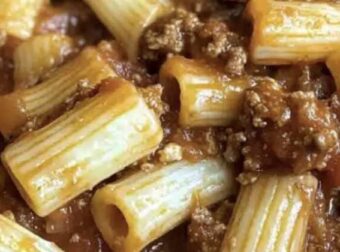 Βάλτε τον ωμό μοσχαρίσιο κιμά σε μια αργή κουζίνα με αυτά τα 4 υλικά. Είναι το τέλειο φαγητό παρηγοριάς.