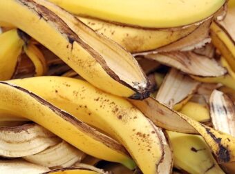 Φλούδα μπανάνας: Πριν την πετάξετε, δείτε τις απίθανες χρήσεις της για την υγεία και την ομορφιά