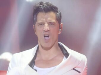 Σάκης Ρουβάς: Το ατύχημα του τραγουδιστή και η στιγμή της πτώσης του από πλατφόρμα στα μπουζούκια