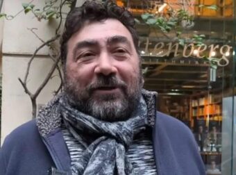 Ο πρώτος που αγόρασε την «Ιθάκη» του Τσίπρα: «Ηρθα από τα Τρίκαλα πρωί πρωί να πάρω το βιβλίο»