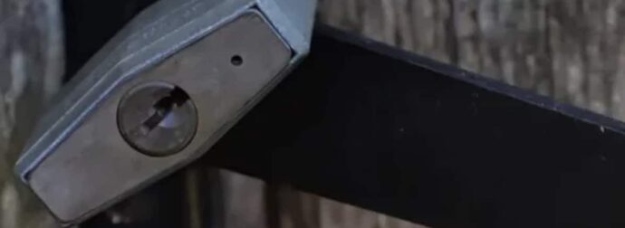 Τι είναι η μικροσκοπική τρύπα στο κάτω μέρος ενός λουκέτου