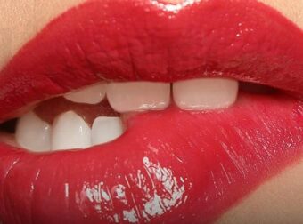 Όταν μια γυναίκα δαγκώνει το χείλη της ενώ σε κοιτάζει επίμονα, σημαίνει ότι…