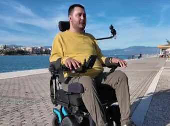 «Κατάλαβα εξ αρχής ότι παρέλυσα – Ο Θεός δεν είναι τιμωρός»: Συγκινεί ο Γιάννης Δαμιανός που βούτηξε για τον Σταυρό και καθηλώθηκε στο αναπηρικό αμαξίδιο
