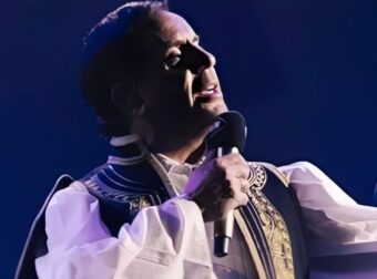 Ο Μαζωνάκης με παραδοσιακή φορεσιά στα MadWalk τραγούδησε Σαββόπουλο