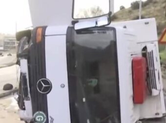 Ανετράπη φορτηγό στη Λεωφόρο Σχιστού – Νεκρή η μητέρα του οδηγού