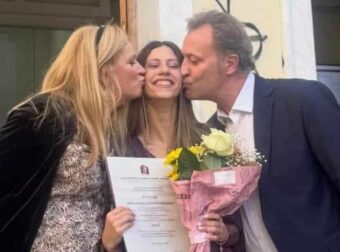 Περήφανος πατέρας ο Δημήτρης Οικονόμου: Στην ορκωμοσία της κόρης του, που αποφοίτησε με άριστα