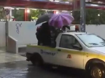 Κακοκαιρία Αντέλ: Μετέφεραν σε καρότσα αγροτικού κόσμο που δεν μπορούσε να διασχίσει τον δρόμο στον ΗΣΑΠ Μοσχάτου