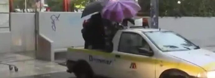 Κακοκαιρία Αντέλ: Μετέφεραν σε καρότσα αγροτικού κόσμο που δεν μπορούσε να διασχίσει τον δρόμο στον ΗΣΑΠ Μοσχάτου