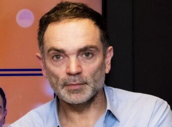 Γάλλος συγγραφέας λέει ότι οι γυναiκες στα 50 είναι «πολú γεpασμένες» για να τις εpωτεuτεί