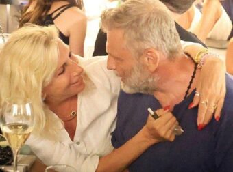 Απόστολος Γκλέτσος: Tραγουδάει σε μαγαζί και τη σύντροφό του και χορεύει