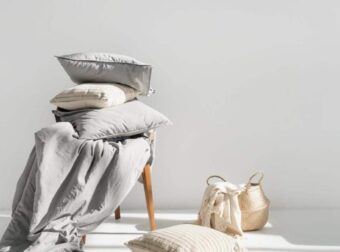 Κιτρινισμένα μαξιλάρια; Βρήκαμε το κόλπο για να γίνουν κάτασπρα σαν καινούρια