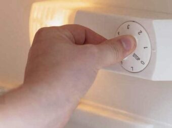 Εκατομμύρια σε ρεύμα σπαταλιούνται – όλα επειδή δεν γνωρίζουν για ένα κουμπί στο ψυγείο. Δείτε πώς λειτουργεί