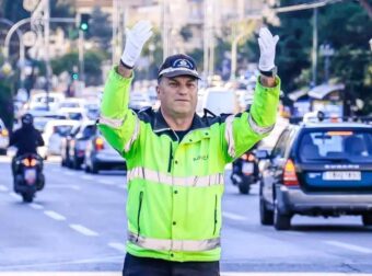 Αποστρατεύεται μετά από 35 χρόνια ο εμβληματικός τροχονόμος της Κηφισίας, Σπύρος Μερτζανίδης