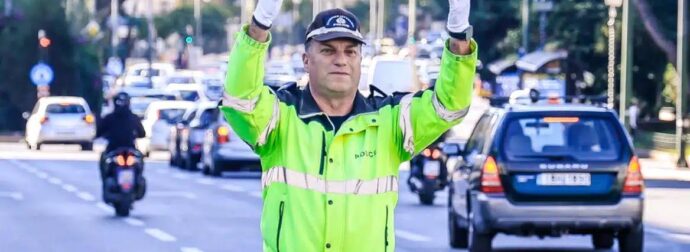 Αποστρατεύεται μετά από 35 χρόνια ο εμβληματικός τροχονόμος της Κηφισίας, Σπύρος Μερτζανίδης