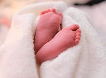 Πουλούσαν παιδιά και σε μοναχικούς άνδρες – Νέες αποκαλύψεις για την «βιομηχανία βρεφών» στα Χανιά