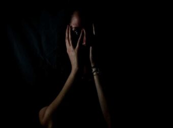 Κολωνός: Χτυπούσε συστηματικά την ανάπηρη κόρη του – «Σκοτώνουν το παιδί μου», φώναζε η μητέρα